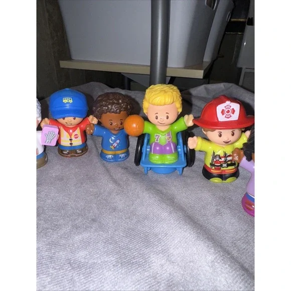Fisher-Price Little People 2021 Community Heros Set Of 8 - Picture 4 of 5